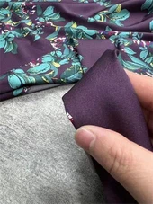 Țesătură elastică din satin de mătase florală